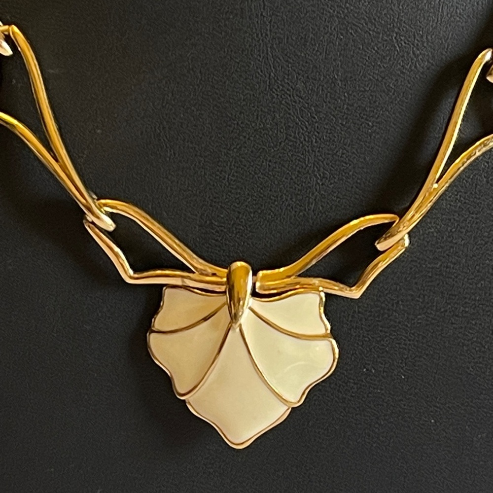 Vintage Money Gold and Cream Enameled Leaf Pendant Necklace - Picture 2 of 7